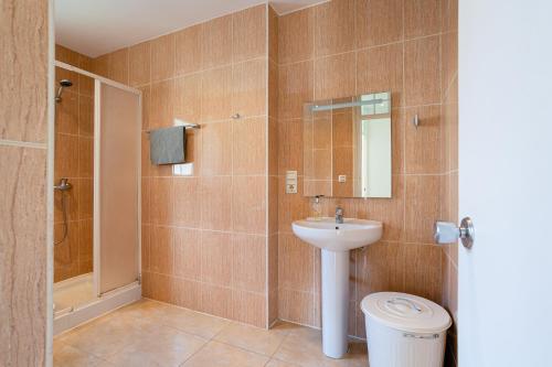 ein Bad mit einem Waschbecken, einer Dusche und einem WC in der Unterkunft Ainara Luxury in Lloret de Mar