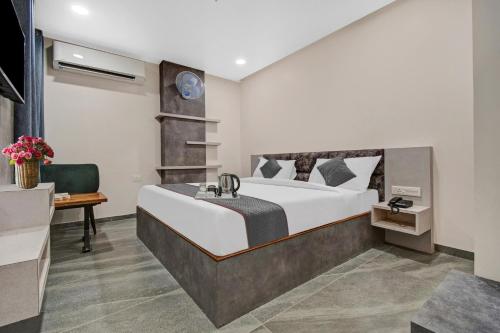 Posteľ alebo postele v izbe v ubytovaní Townhouse OAK Hotel Rudra