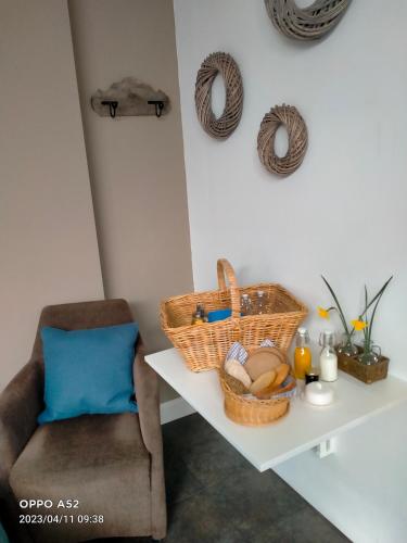 a room with a chair and baskets on a shelf at De Grindweg in Holten