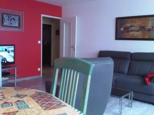 un salon avec un canapé et une table dans l'établissement Chambre Olivier, au Mans