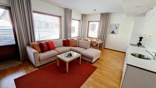 sala de estar con sofá y mesa en Ylläs Chalet 8208, en Ylläs