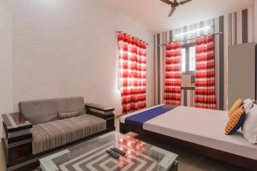 מיטה או מיטות בחדר ב-SPOT ON Sahyadri Inn