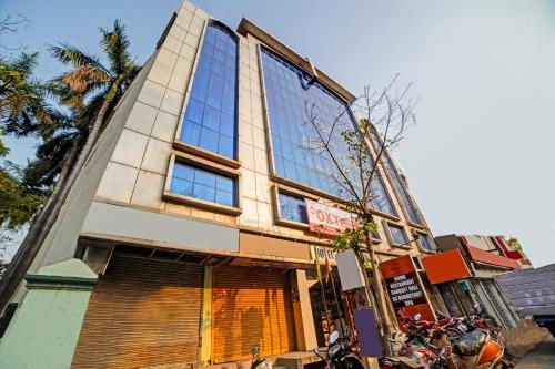 budynek z grupą motocykli zaparkowanych przed nim w obiekcie Capital O Convivial Hotel Amit Regency w mieście Raipur