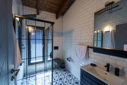 een badkamer met een glazen douche en een wastafel bij Doğanın İçinde Lüks Bir Villa in Çakırlar