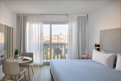 Postel nebo postele na pokoji v ubytování INNSiDE by Meliá Barcelona Apolo