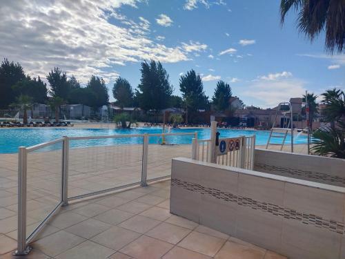 vista para uma piscina num resort em MOBIL HOME LE LOZERIEN em Valras-Plage