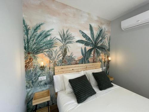 um quarto com um mural de palmeiras na parede em Skyline - Loft with private terrace and breathtaking views! em Cádiz
