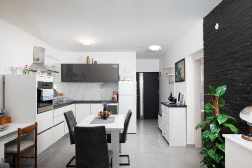 SEA VIEW apartment with FREE parking