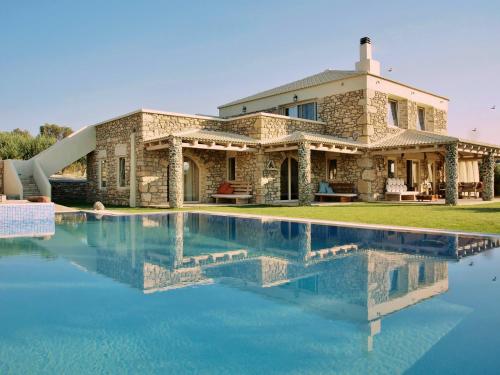 una casa con piscina delante en villa Armonia with heating pool -Pitsidia, Matala, Kalamaki, en Pitsidia