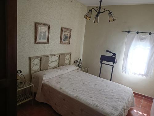 1 dormitorio con cama y ventana en Cal Espardanyer en Girona