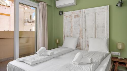 Postel nebo postele na pokoji v ubytování Beach line gemParadise Found