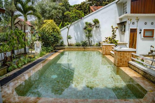 basen na podwórku domu w obiekcie Family Hotel Gradia 1 w mieście Batu