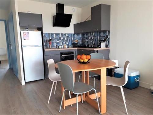 Photo de la galerie de l'établissement Charmant appartement à La Turballe, à deux pas de la plage et centre-ville, terrasse exposée plein sud. - FR-1-392-176, à La Turballe