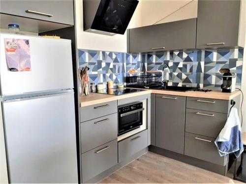 Photo de la galerie de l'établissement Charmant appartement à La Turballe, à deux pas de la plage et centre-ville, terrasse exposée plein sud. - FR-1-392-176, à La Turballe