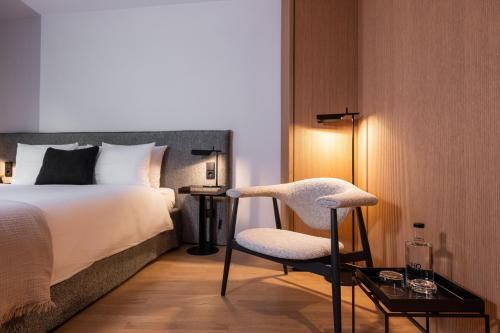 una camera con un letto e una sedia di HOtello Lehel a Monaco