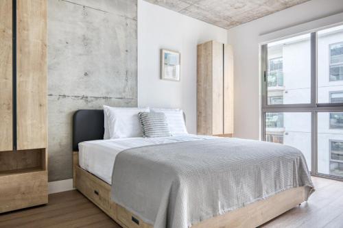 Giường trong phòng chung tại Downtown 1BR w Pool Gym WD nr Staples Center LAX-552