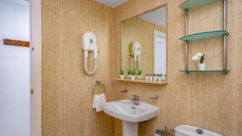 uma casa de banho com um lavatório e um espelho em Amazing Seaviw apartment BBQ Ramada res Mijas em Mijas