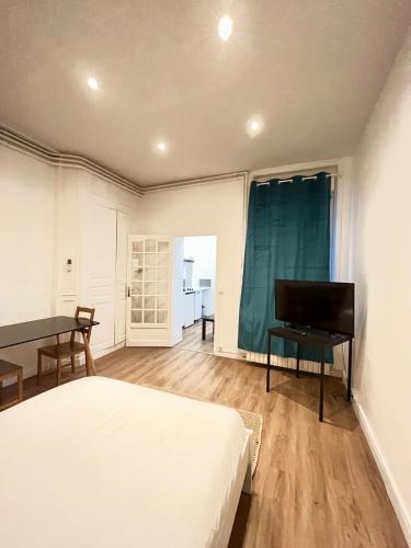 - une chambre avec un lit, un bureau et un piano dans l'établissement Le Jardinet, face à la Cathédrale, baignoire - RDC, à Reims