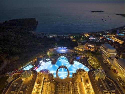 Bazén v ubytování Litore Resort Hotel & Spa - Ultra All Inclusive nebo v jeho okolí