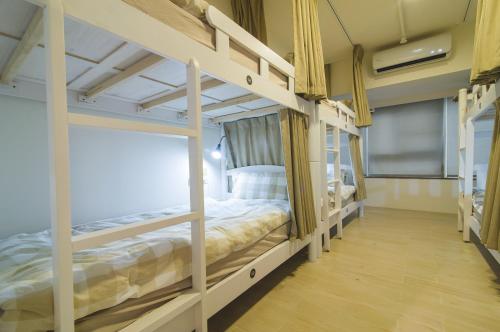 Ahiruyah Guesthouse tesisinde bir ranza yatağı veya ranza yatakları