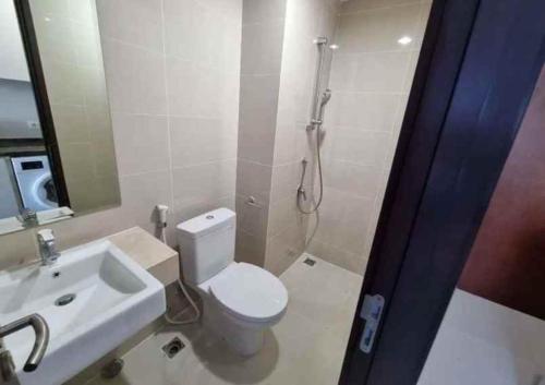 La salle de bains est pourvue de toilettes, d'un lavabo et d'une douche. dans l'établissement Iproperti, à Jakarta
