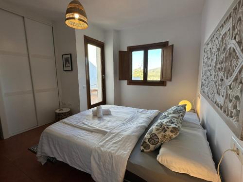1 dormitorio con 1 cama con 2 almohadas en Villa Filon, en Rodalquilar