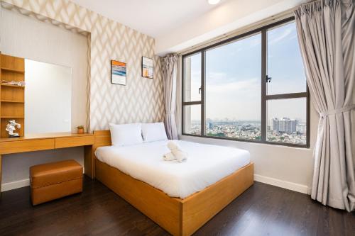 Jessie Apartment - Infinity pool - Rivergate Residence في مدينة هوشي منه: غرفة نوم بسرير ونافذة كبيرة