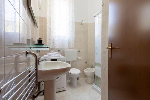uma casa de banho com um lavatório e um WC em The Novara Gateway - appartamento Novara em Novara