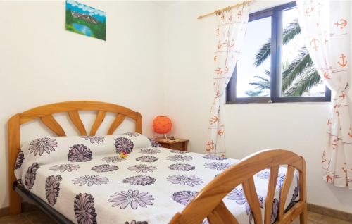 a bedroom with a bed and a window at Casa GRENADO in Vallehermoso
