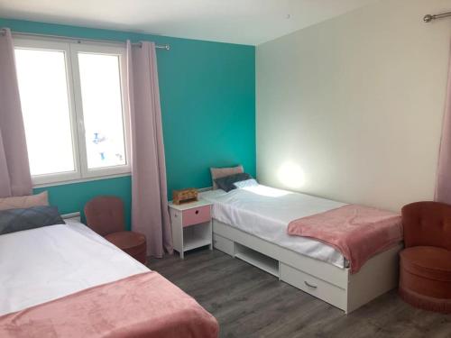 une petite chambre avec deux lits et une fenêtre dans l'établissement maison avec 5 chambres et jardin à Malakoff, à Malakoff