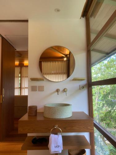 Grün Resort Uluwatu في أُلُواتو: حمام مع حوض ومرآة