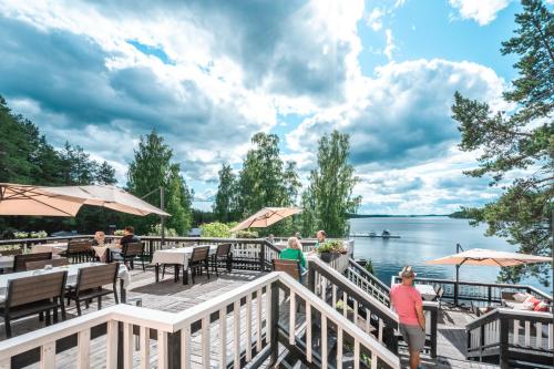 ein Restaurant mit Blick auf das Wasser in der Unterkunft Sahanlahti Resort in Puumala