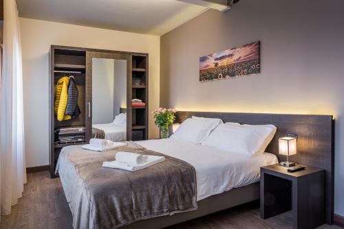 Postel nebo postele na pokoji v ubytování Hotel Gardenia Sirmione