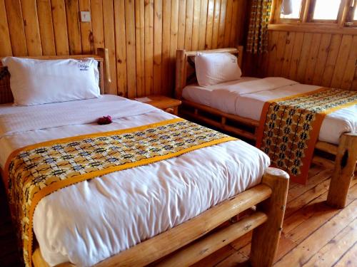 Łóżko lub łóżka w pokoju w obiekcie Keije Resort Bunyonyi