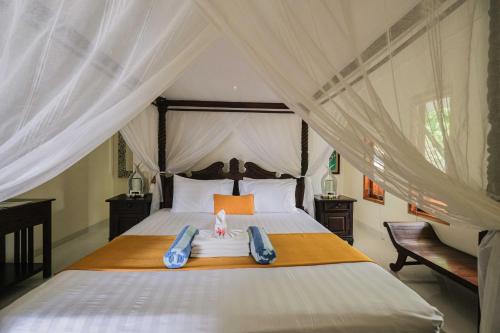 En eller flere senge i et værelse på Poinciana Resort