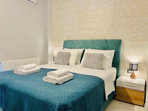 1 dormitorio con 1 cama con 2 toallas en eliTe deluxe residence en Kavala