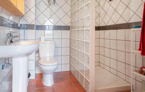 Lo del Gato的住宿－Casa Majores，一间带卫生间和水槽的浴室