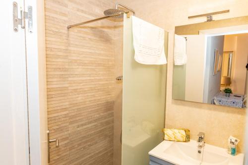 a bathroom with a sink and a mirror at Apartamento Sereno 2 - Piscina, Garaje, Terraza y Playa in Los Caños de Meca