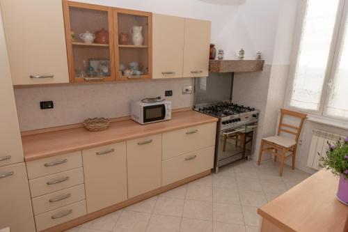 a kitchen with a microwave and a stove at Living Sestri Airport in Genova