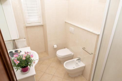 małą łazienkę z toaletą i umywalką w obiekcie Living Sestri Airport w Genui