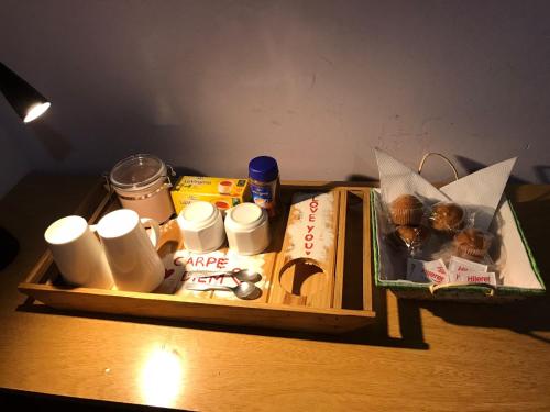 una bandeja con comida y otros artículos sobre una mesa en Habitacion Super Comoda en Casa Particular en Tandil