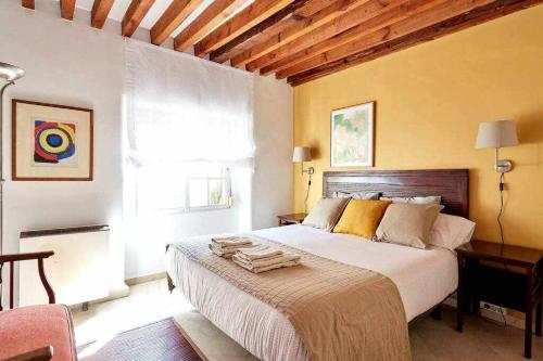 マドリードにあるAmplitud Silencio Luz Gran Víaのベッドルーム(大型ベッド1台、窓付)