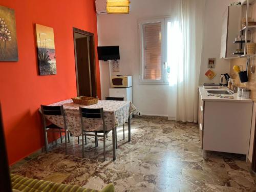 a kitchen with a table and chairs in a room at Da Jaco in Castellammare del Golfo