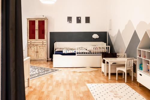 a childs bedroom with a bed and a table at Family-friendly apartment in the center of Berlin in Berlin