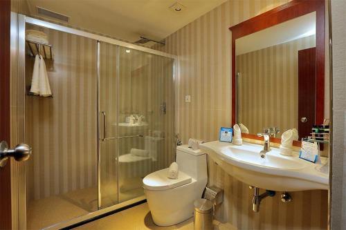 エルナクラムにあるEloor Tourist Homeのバスルーム(トイレ、洗面台、シャワー付)