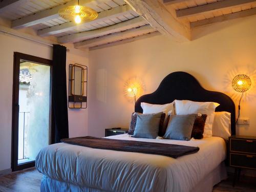 1 dormitorio con 1 cama grande y cabecero negro en La Casa Rebonita VINTAGE, en Candelario
