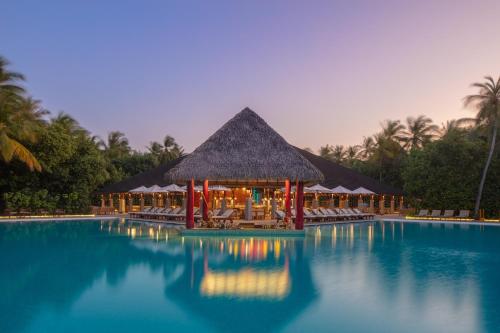 um resort com uma piscina com um gazebo em Adaaran Select Meedhupparu - with 24hrs Premium All Inclusive em Meedhoo