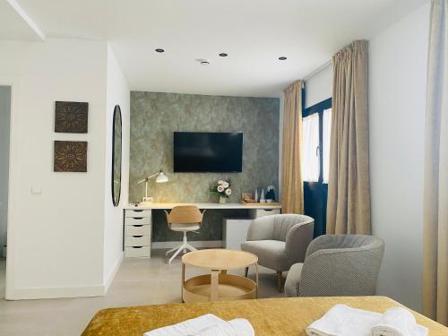 Televízia a/alebo spoločenská miestnosť v ubytovaní Hostal Alisol Boutique San Pedro