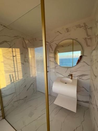 Cama o camas de una habitación en Villa à Canyelles, piscine et SPA à bulles privés , vue panoramique