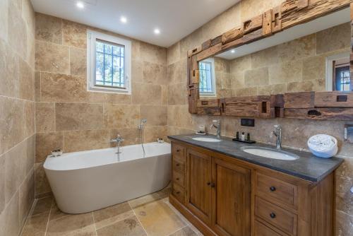 A bathroom at Bastide Rocquejeanne